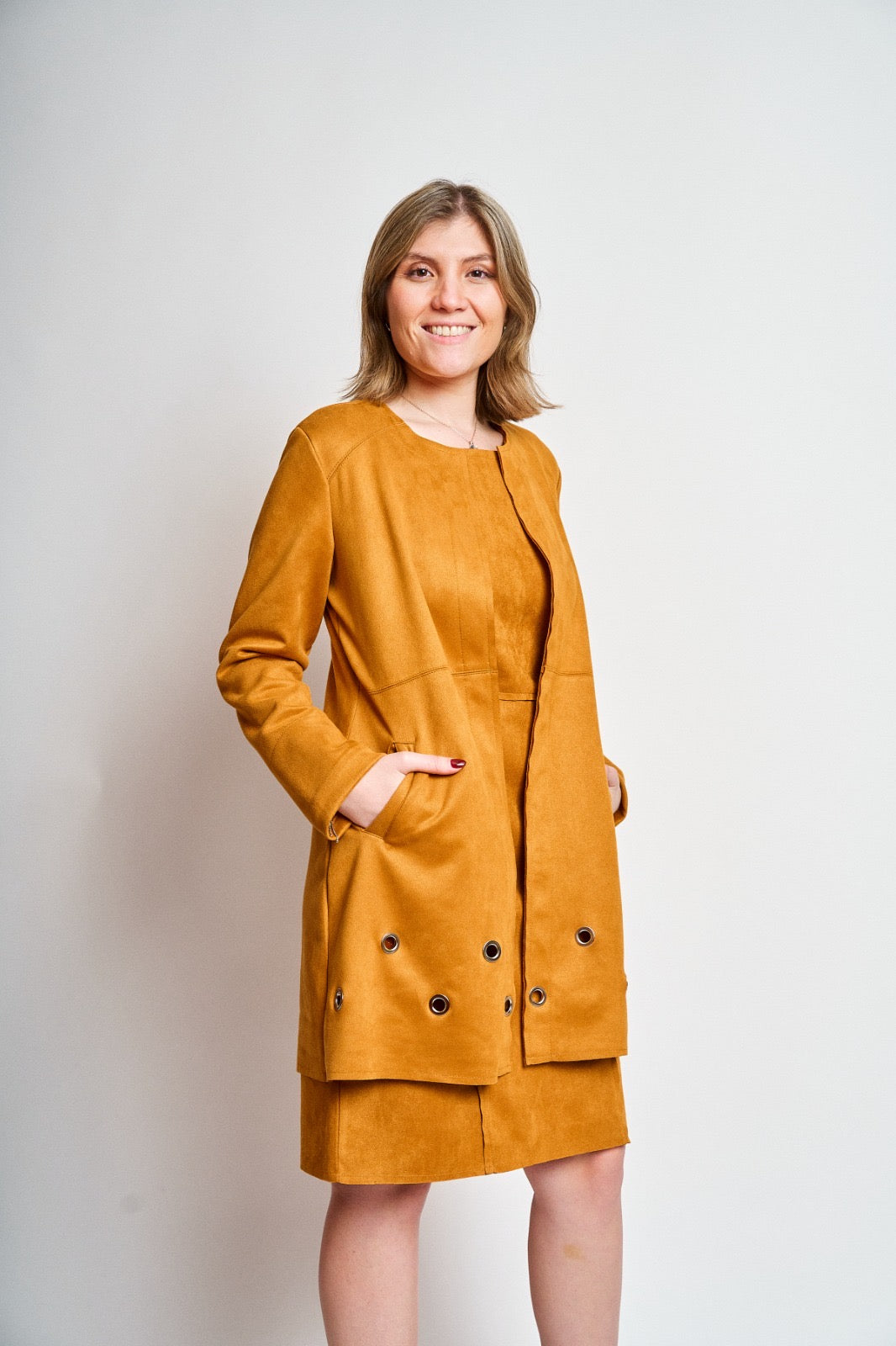 Chaqueta gamuza ojetillos