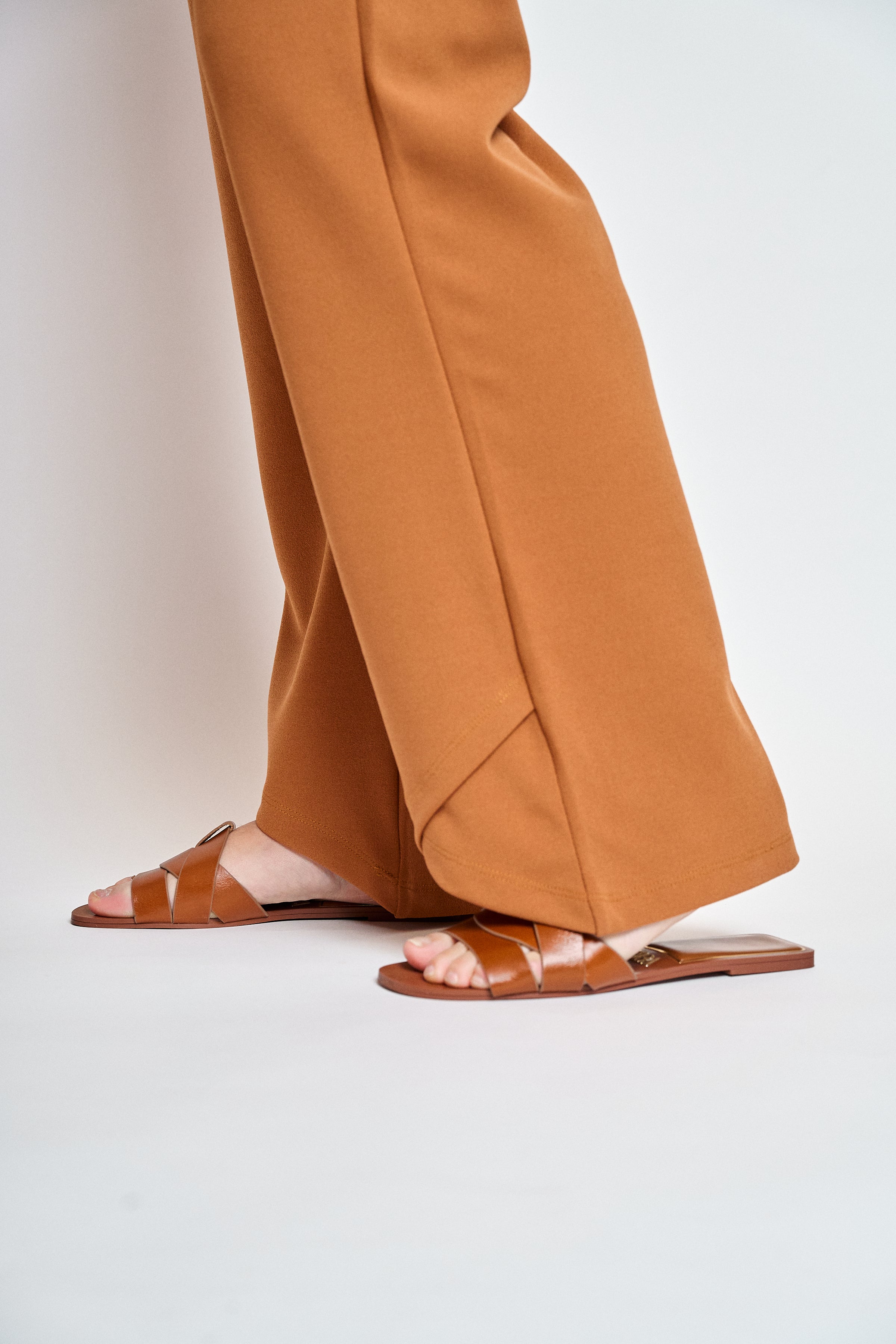 Pantalon crep corte asimetrico