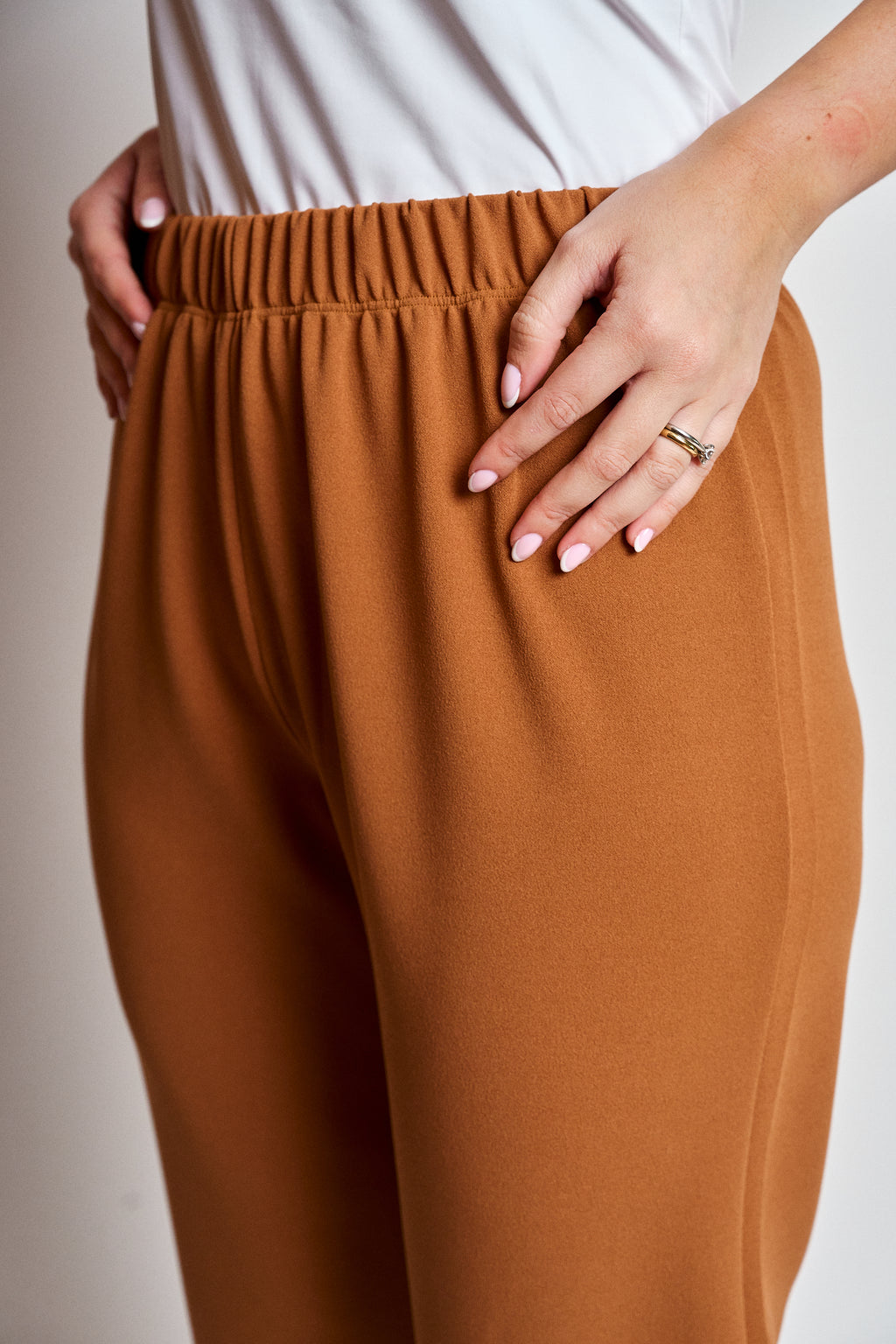 Pantalon crep corte asimetrico