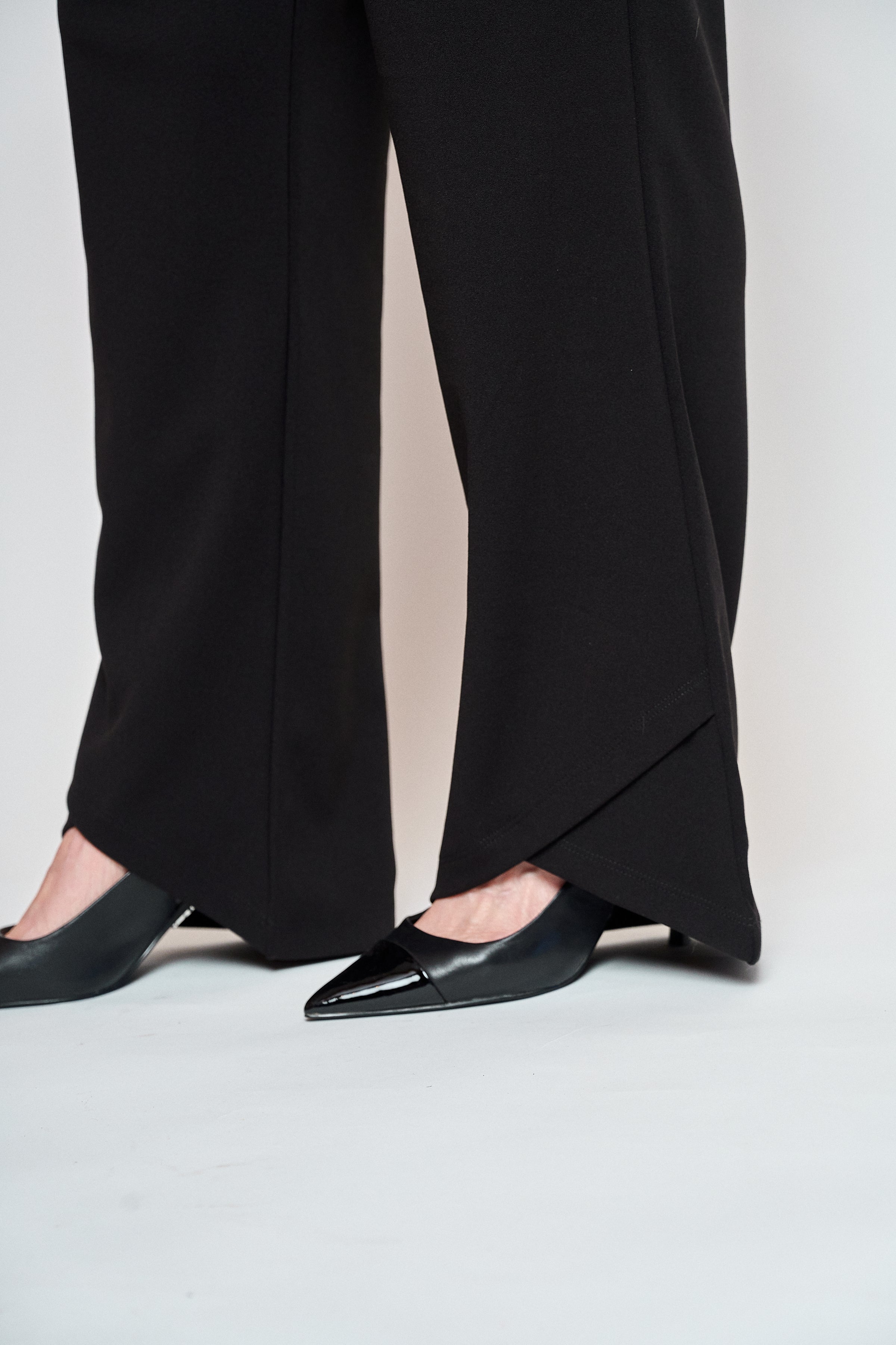 Pantalon crep corte asimetrico