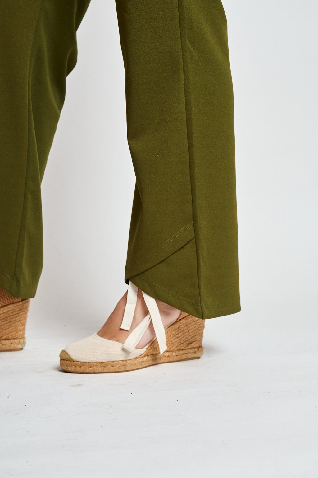 Pantalon crep corte asimetrico