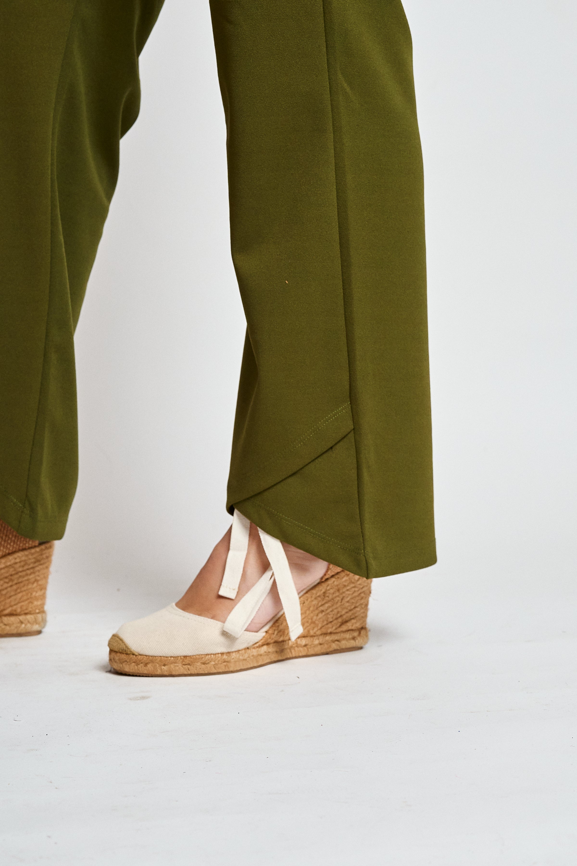 Pantalon crep corte asimetrico