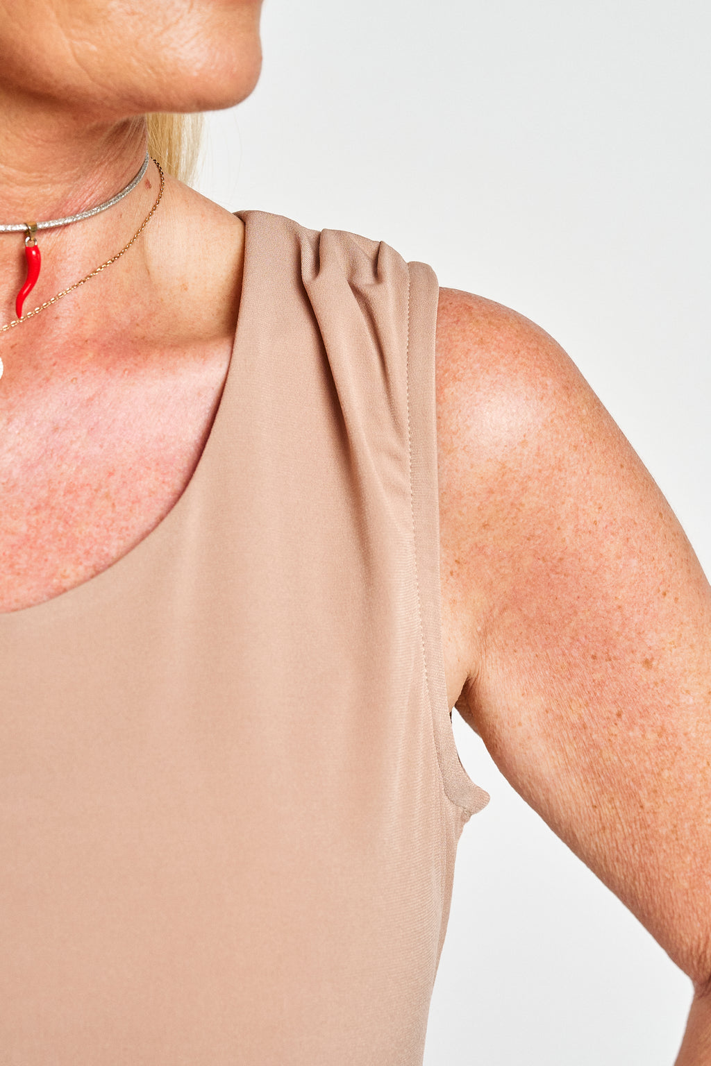 Polera ITY camisera hombro recogido