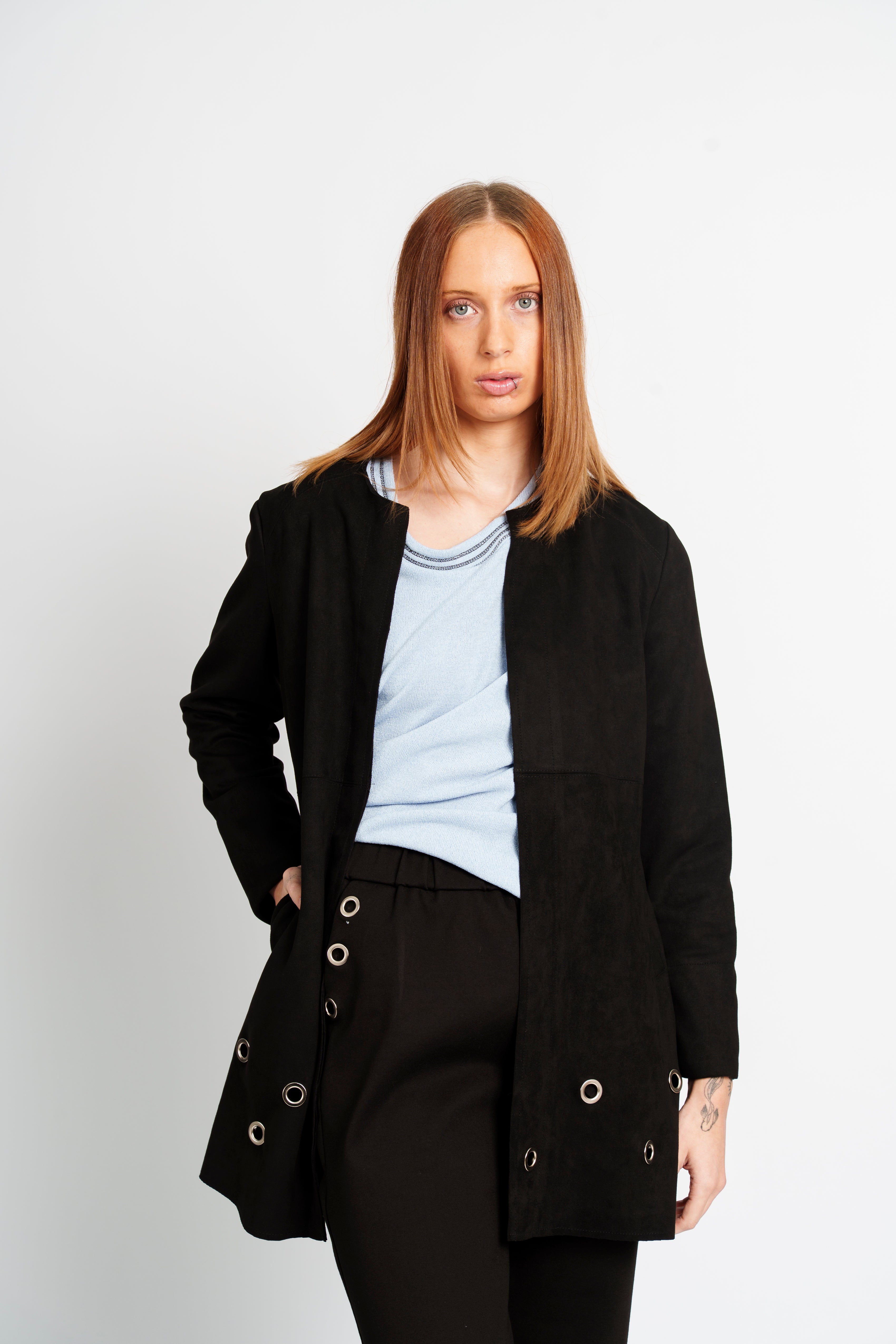 Chaqueta gamuza ojetillos