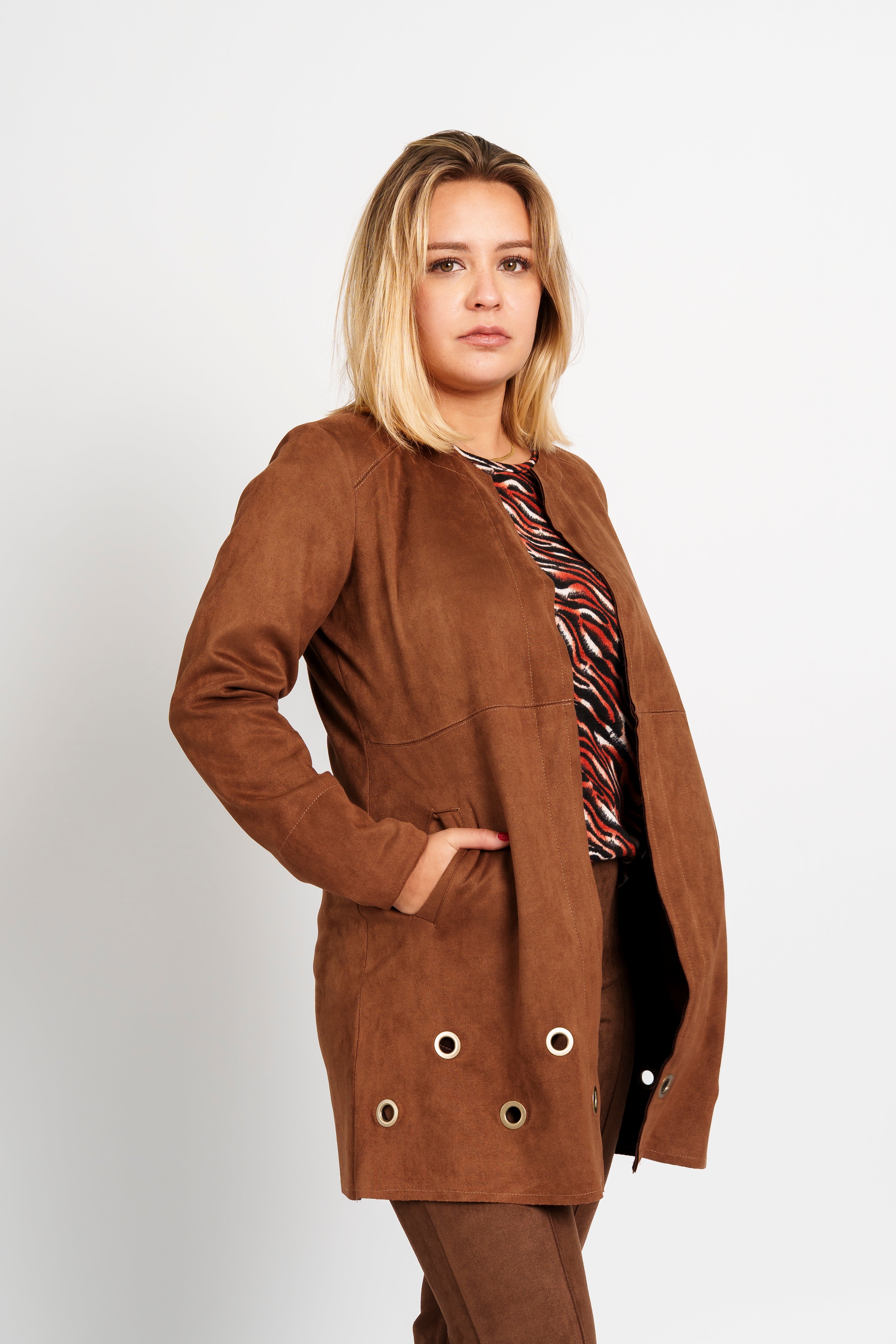 Chaqueta gamuza ojetillos