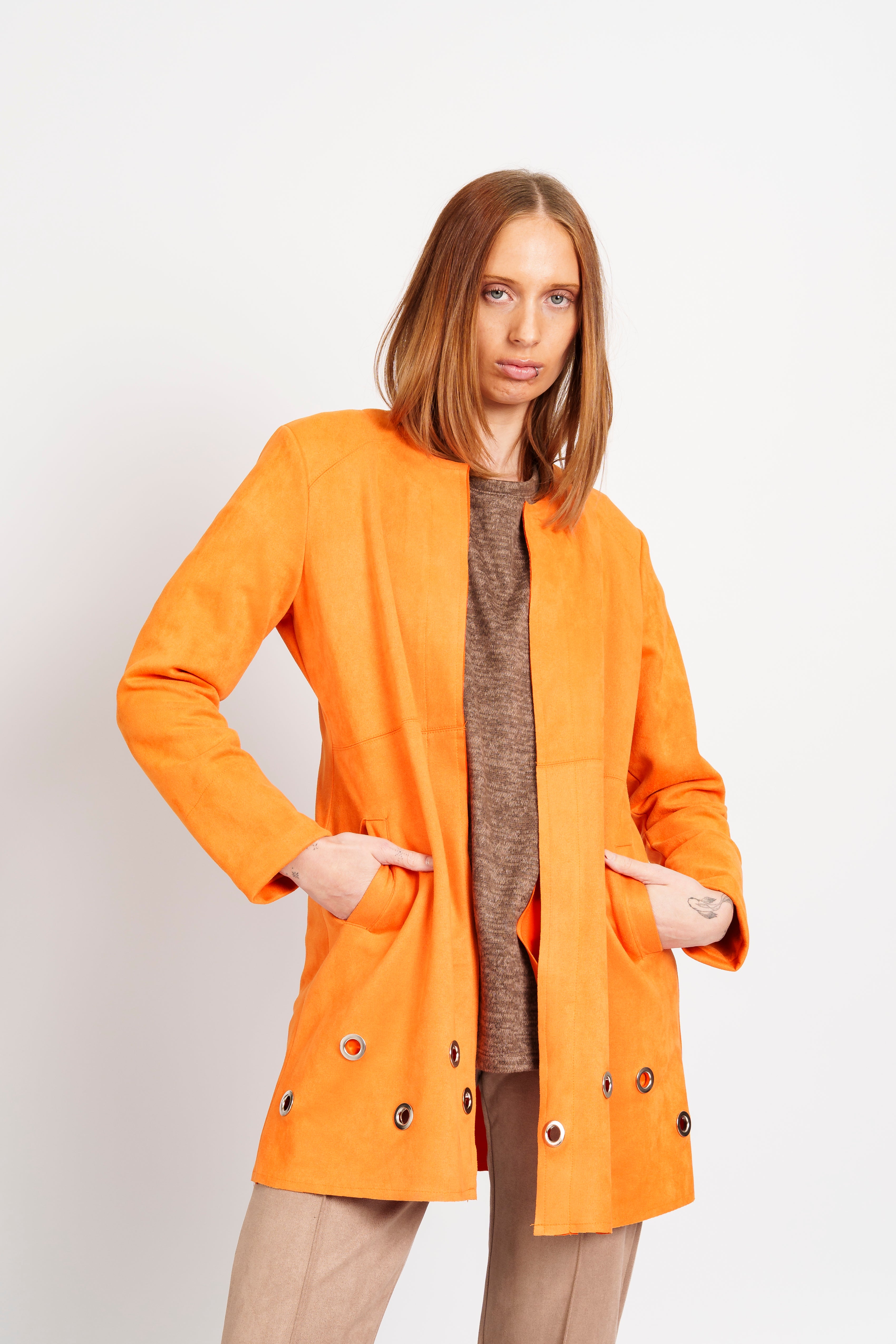 Chaqueta gamuza ojetillos